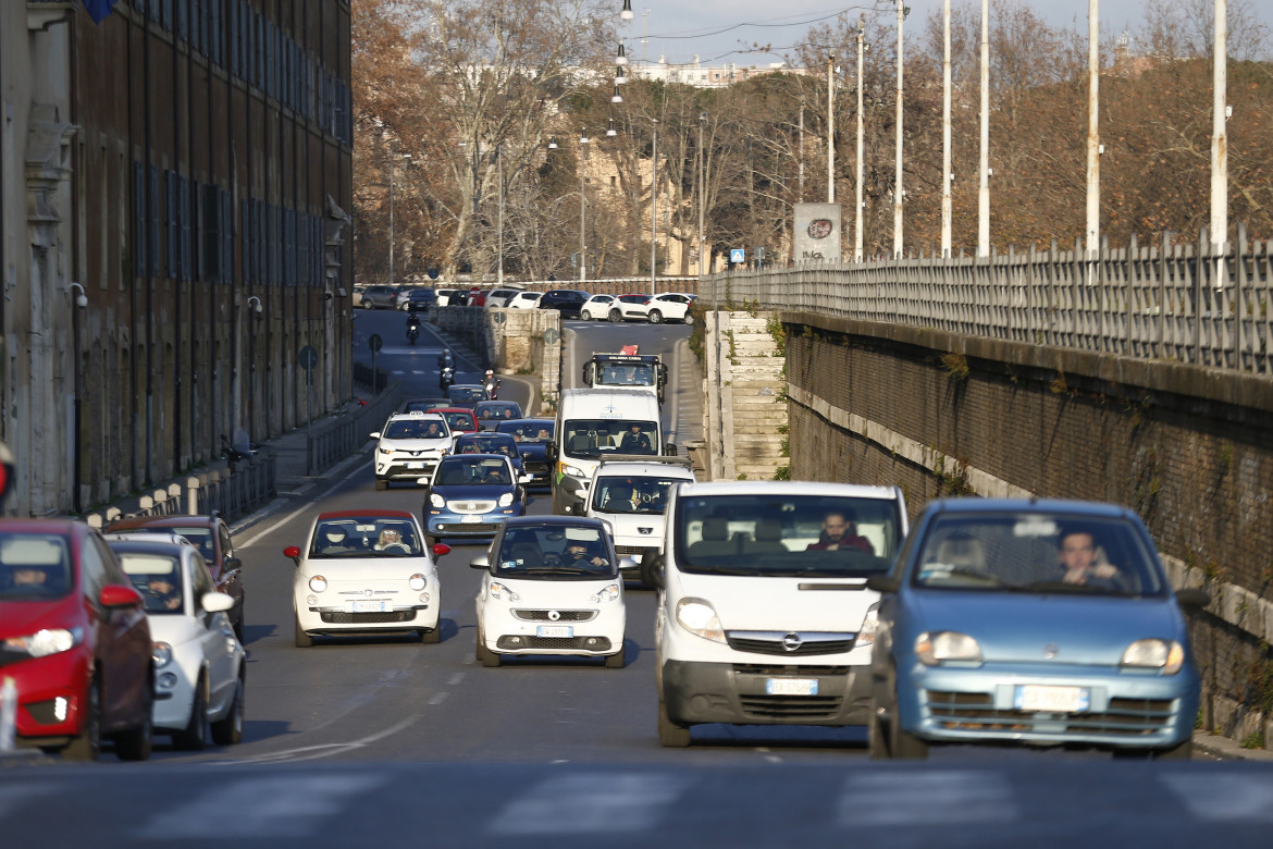 Stop vendita auto diesel, benzina e gas. Ma dal 2035