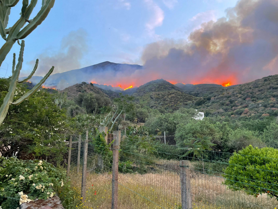 Incendio a Stromboli, foto Ansa