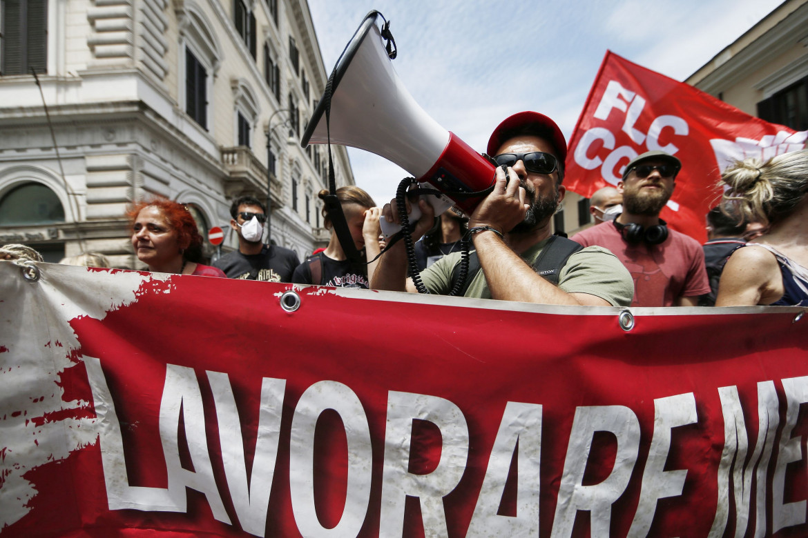 Scuola, sindacati in piazza: basta tagli