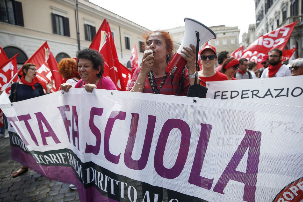 Un altro carrozzone della scuola che taglia quei pochi fondi ai docenti