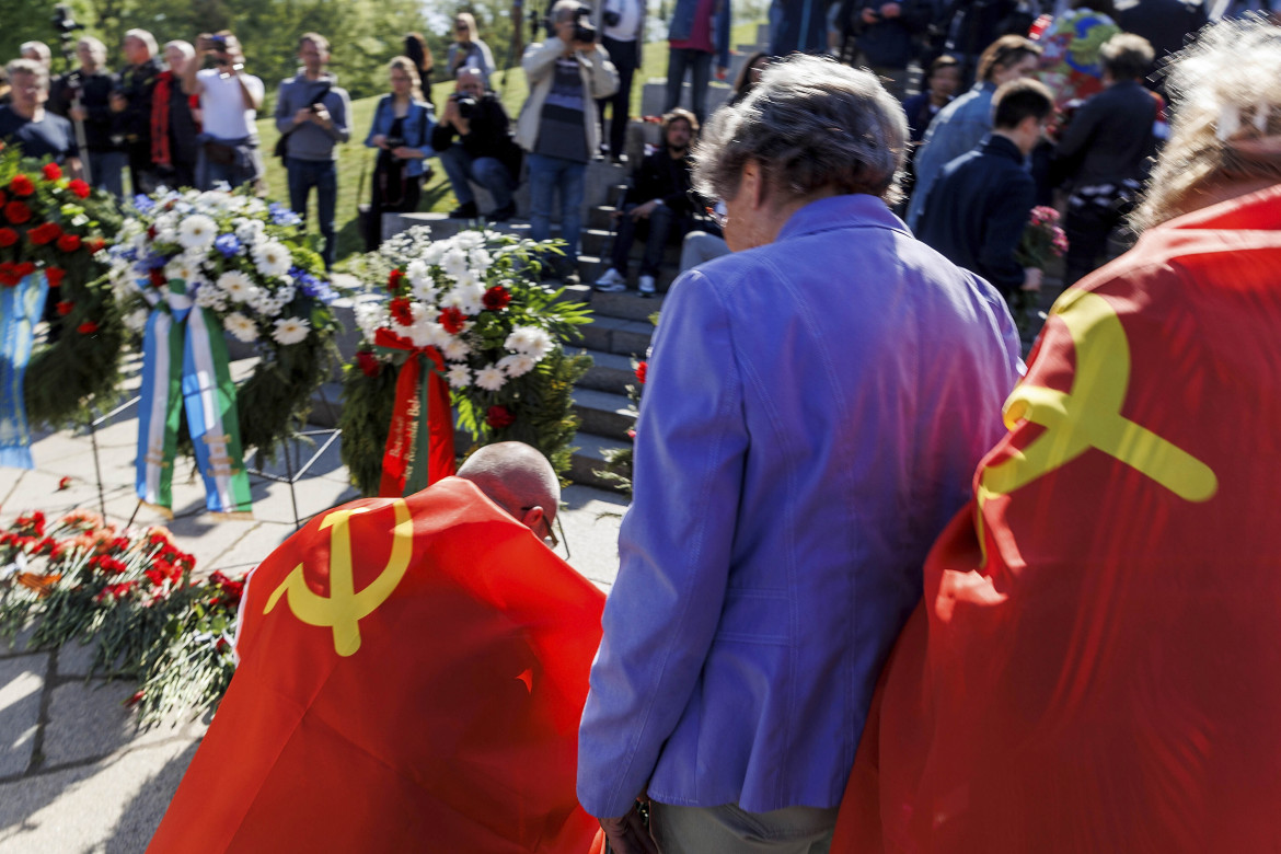 Pochi e in sordina, la cerimonia al Memoriale di Treptow è svuotata