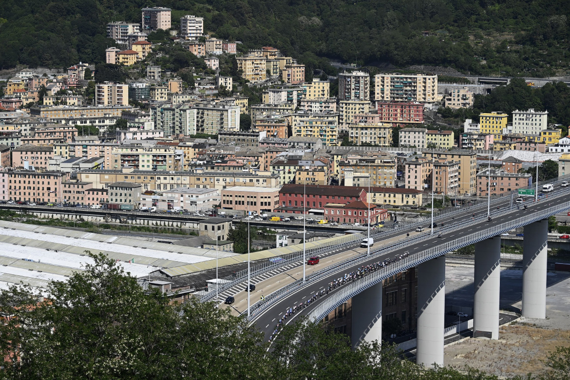 Il vento di Genova tira a destra. Giallorossi in cerca di rimonta