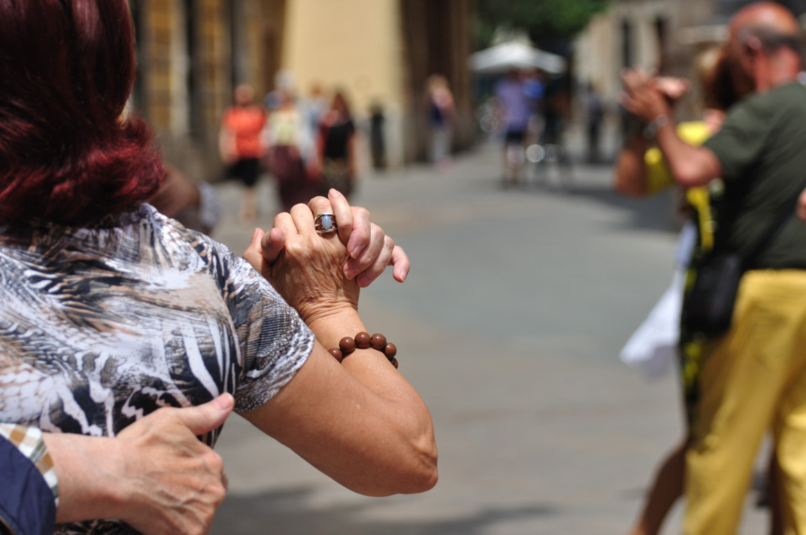 Se corpi e parole volteggiano