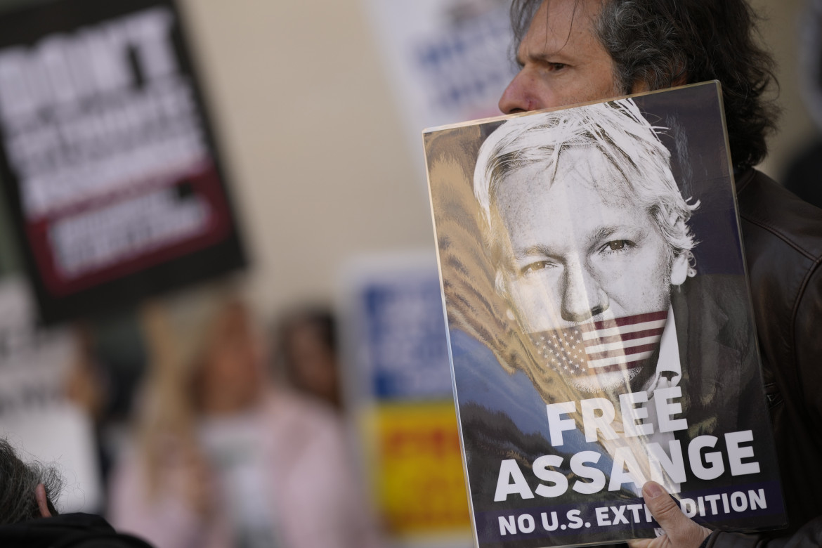 Assange, la libertà contagia le piazze