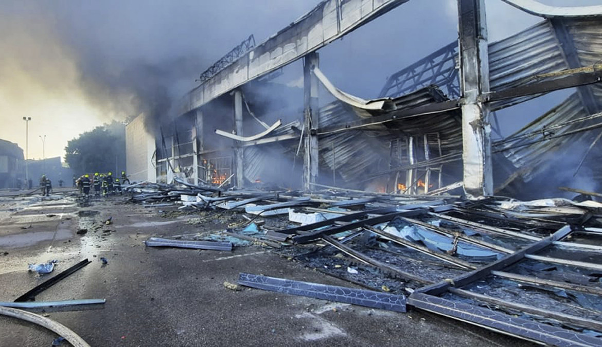 Missili sul centro commerciale. La guerra si allarga a ovest