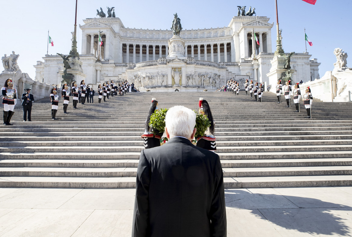 Mattarella depone una corona d'alloro sulla Tomba del Milite Ignoto all'Altare della Patria,in occasione della Festa della Repubblica