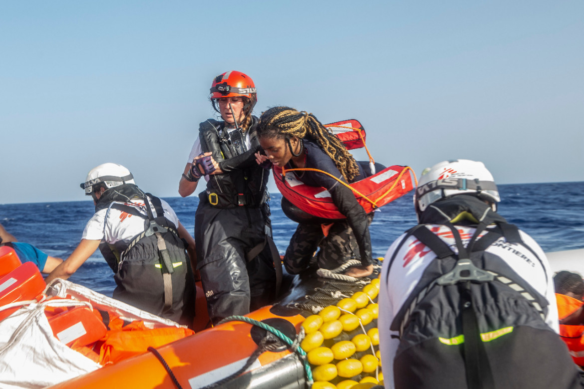 Collassa un gommone, decine le vittime. Msf rianima un bebè e salva 71 persone