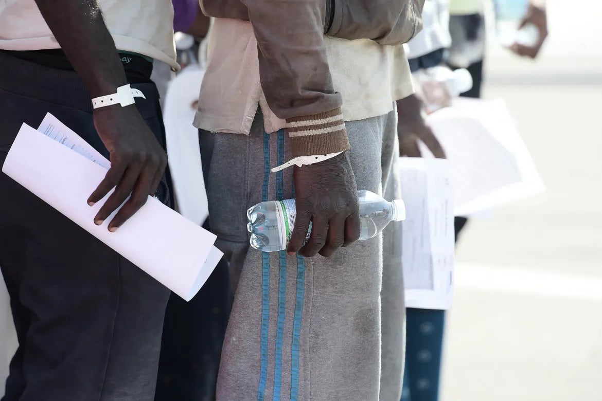 Non c’è ius scholae che tenga: la Legge Bossi-Fini va abolita