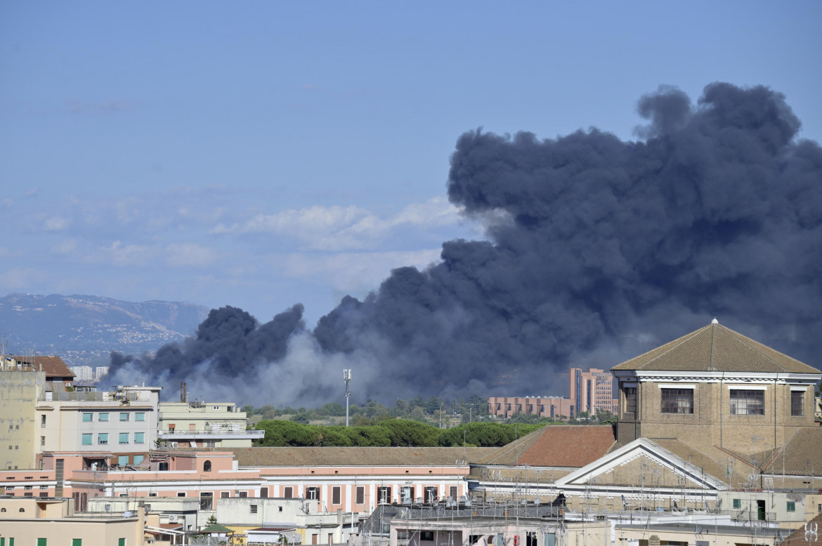 Roma, la città più incendiata. Molti colpevoli o uno: l’incuria