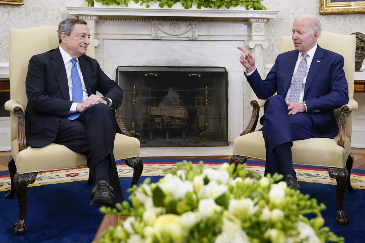 Mario Draghi con il presidente Usa Joe Biden alla Casa bianca foto Ap