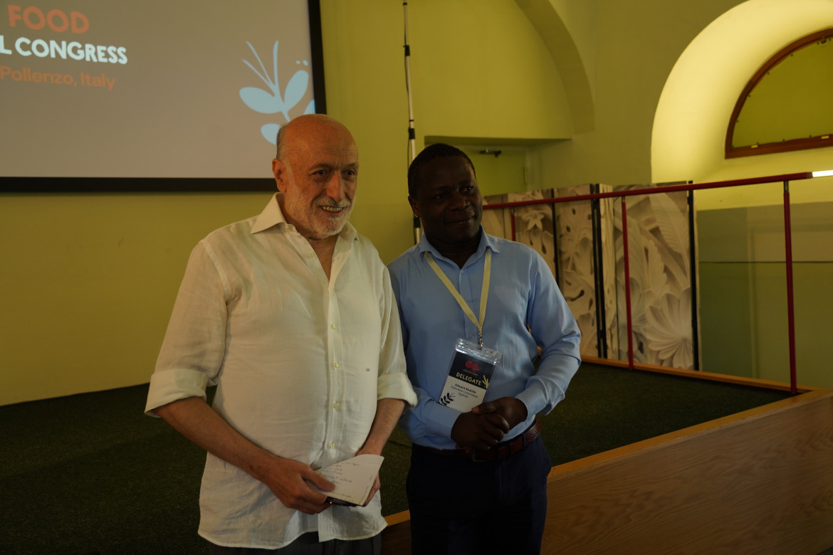 Slow Food, Petrini passa il testimone  all’ugandese Mukiibi