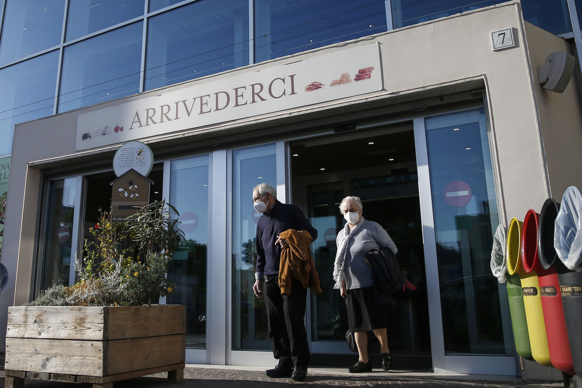 Un centro commerciale a Roma, foto LaPresse