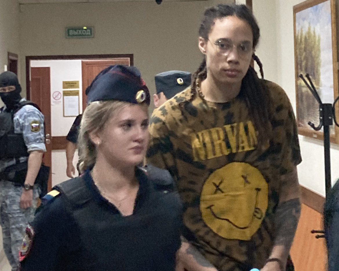 L'atleta olimpica Brittney Griner in udienza presso il tribunale di Khimki, alla periferia di Mosca, foto Ap