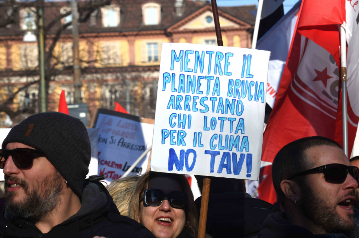 «Askatasuna a delinquere». Maxi-inchiesta contro il centro sociale torinese