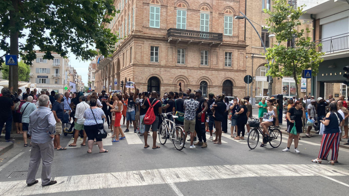 La manifestazione di protesta della comunità nigeriana ieri in piazza a Civitanova Marche foto Ansa