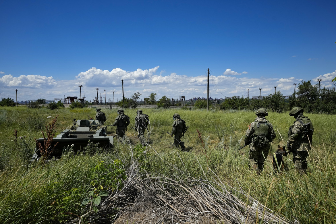 Sminatori russi in azione a Mariupol, foto Ap