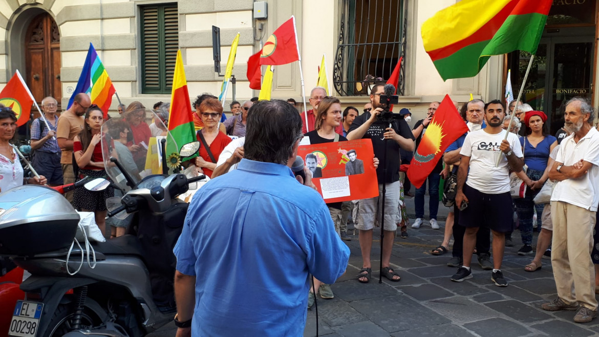 Curdi e fiorentini manifestano: “Erdogan dittatore sanguinario”