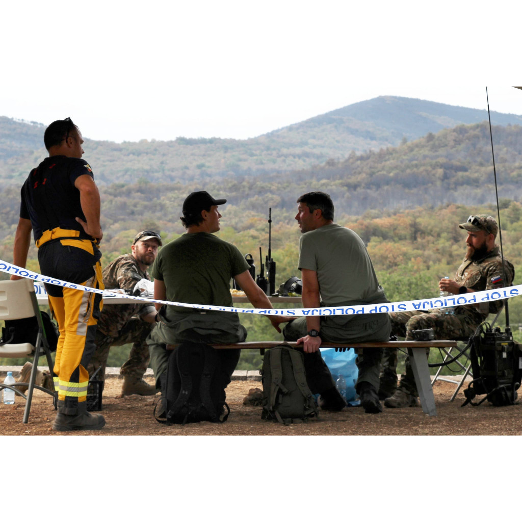 Vigili del fuoco e autorità slovene fanno il punto della situazione. Foto di Dino Perco