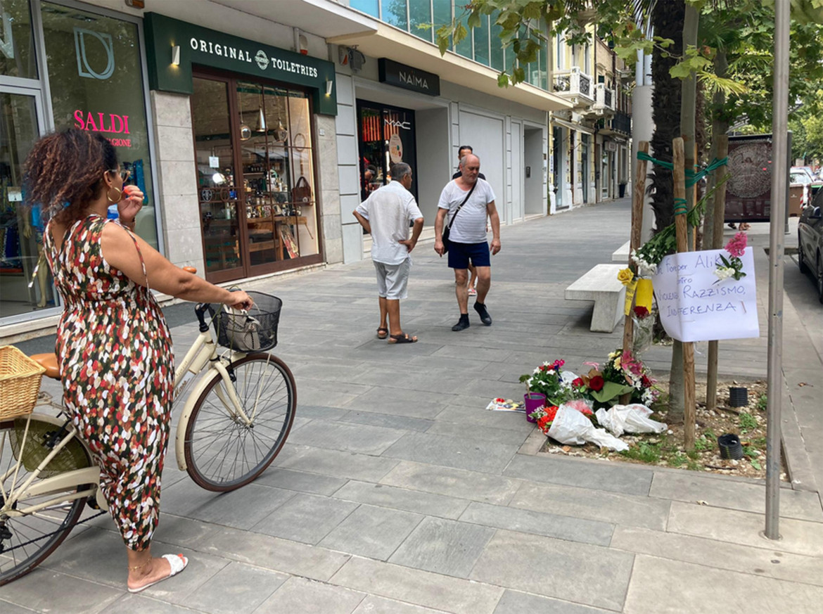 Civitanova Marche, sul luogo dell’uccisione di Alika Ogorchukwu, foto Ansa