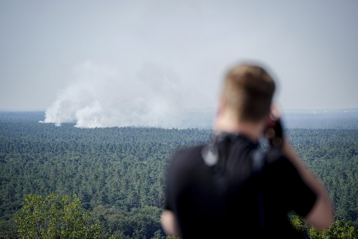 L’incendio della foresta berlinese di Grunewald provocato dalle esplosioni in un deposito di munizioni ed esplosivi della polizia della capitale foto Ap