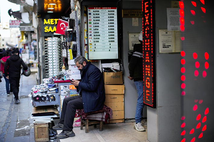 Il contrario di Fed e Bce: con i prezzi alle stelle, tassi più bassi