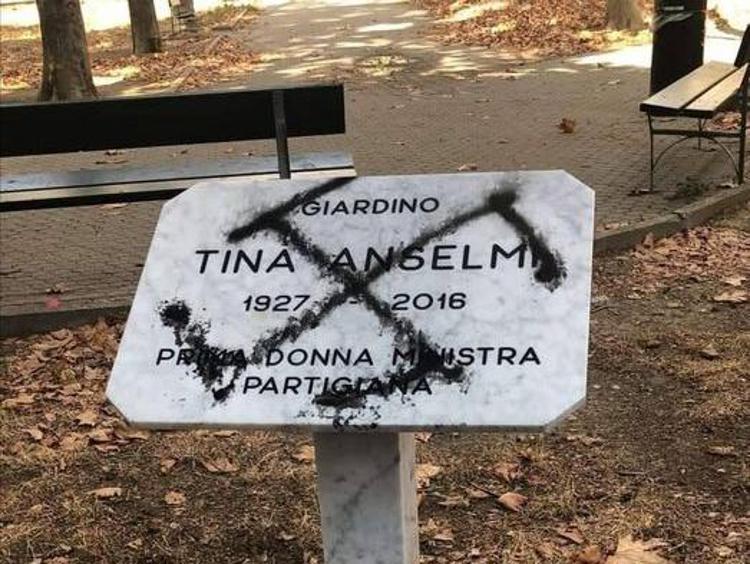 Lapide dedicata a Tina Anselmi sfregiata con una svastica