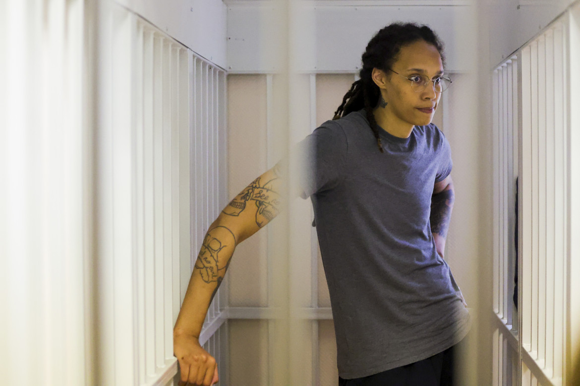 La cestista americana, medaglia d'oro olimpica, Brittney Griner dopo la sentenza di condanna a 9 anni di carcere in Russia, foto Ap