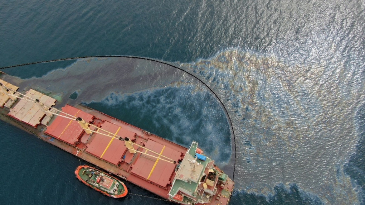 Gibilterra, gasolio in mare. E polemiche a terra