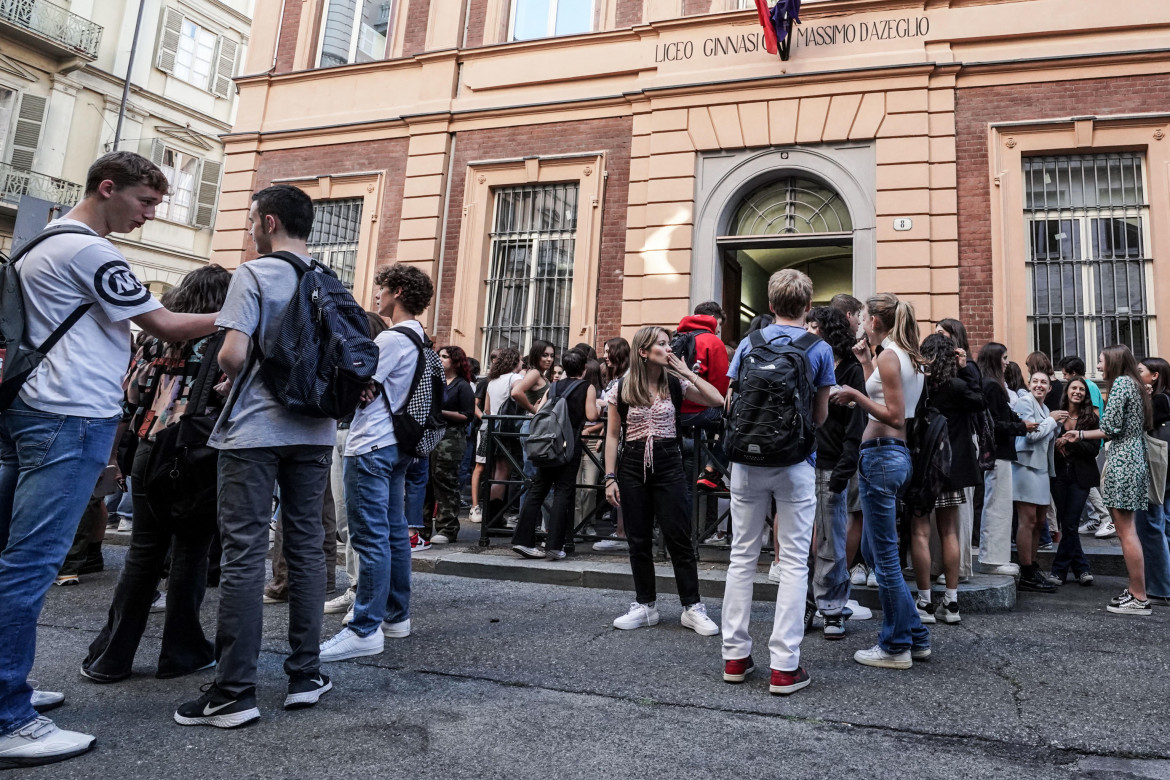 La scuola riapre tra le proteste, il record dei precari e il paradosso delle finestre aperte e chiuse