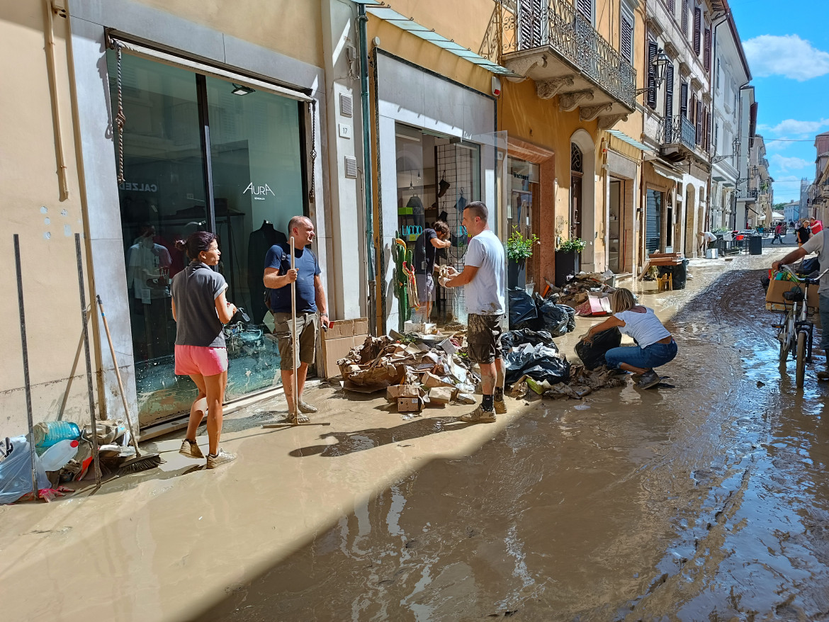 Marche, i morti salgono a 11 Pioggia e vento sul disastro