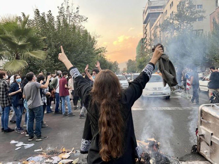 Cantare la resistenza in Iran, le donne occupano le piazze