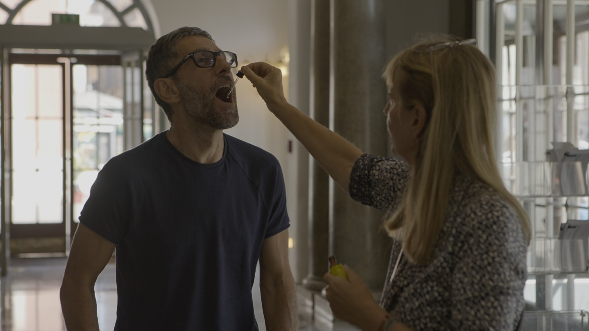 «Siamo qui per provare», il teatro nel suo farsi con l’ombra di Fellini