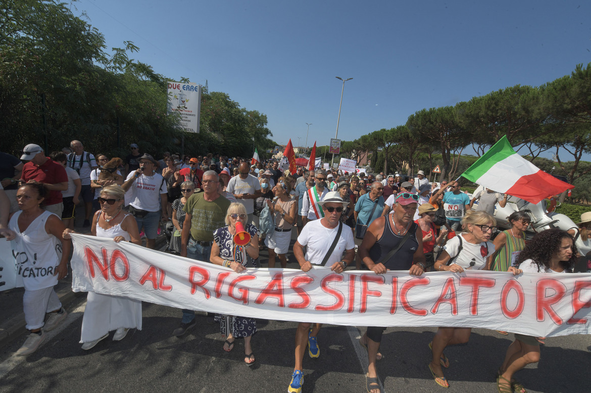 Ambientalisti da tutta Italia e cittadini in marcia contro il rigassificatore