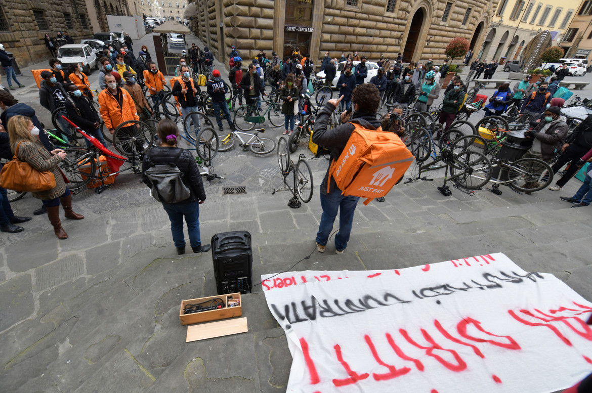 Accordo politico sui diritti dei rider in Europa, ma in Italia il percorso è in salita