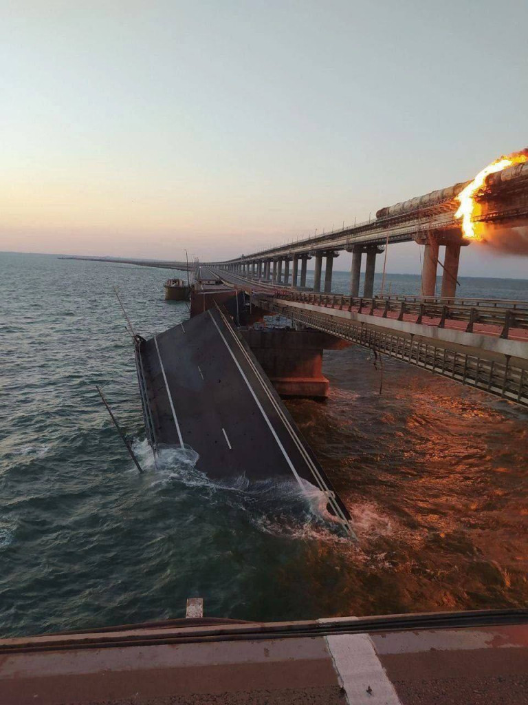 Il ponte per la Crimea che brucia all’alba è già un  nuovo francobollo