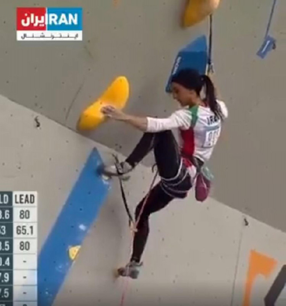 Liceale uccisa per un inno. Paura per l’atleta senza velo