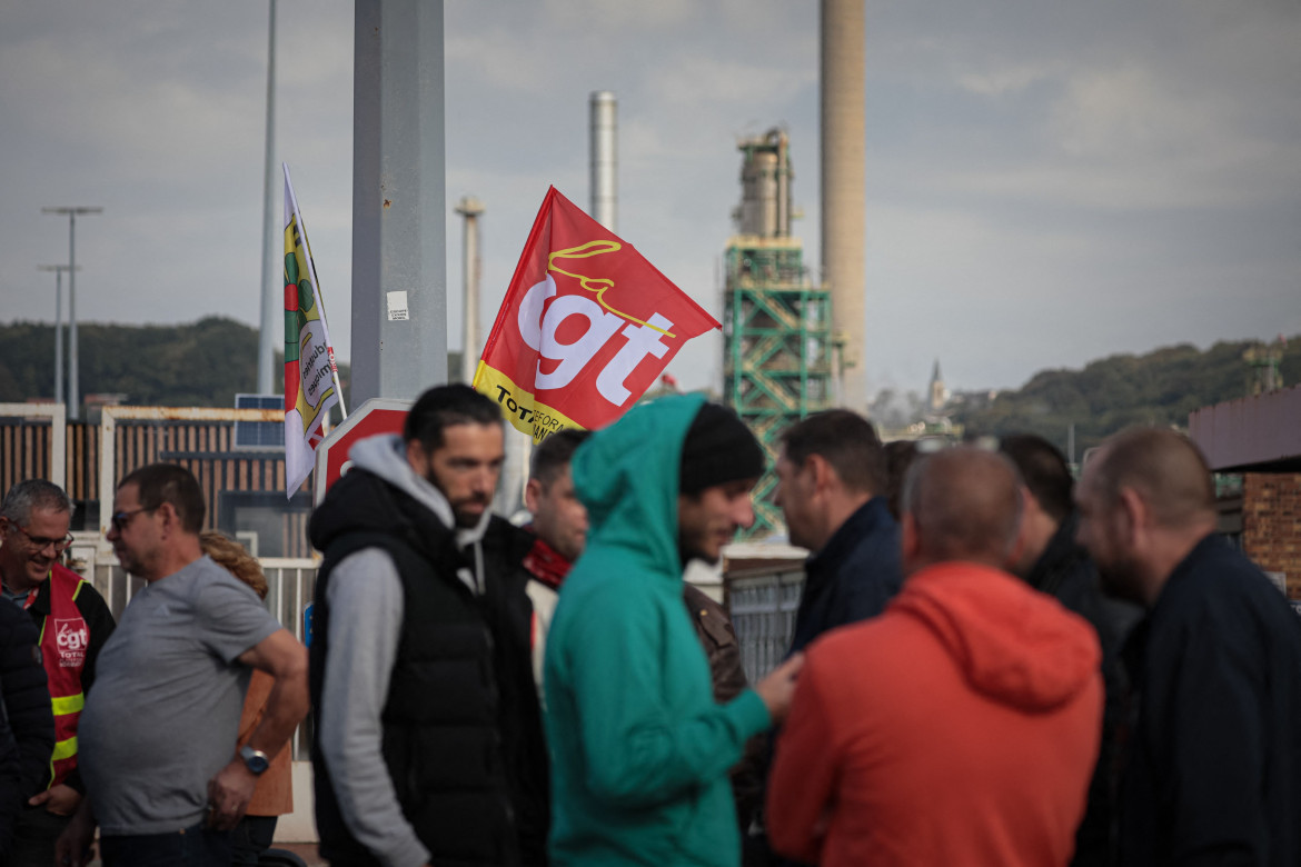 Gli operai della Total che resistono: «Rabbia enorme, sciopero fino al 27»