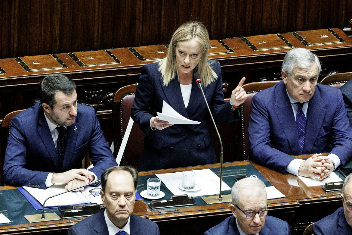 Giorgia Meloni tra Matteo Salvini e Antonio Tajani ieri alla camera foto LaPresse