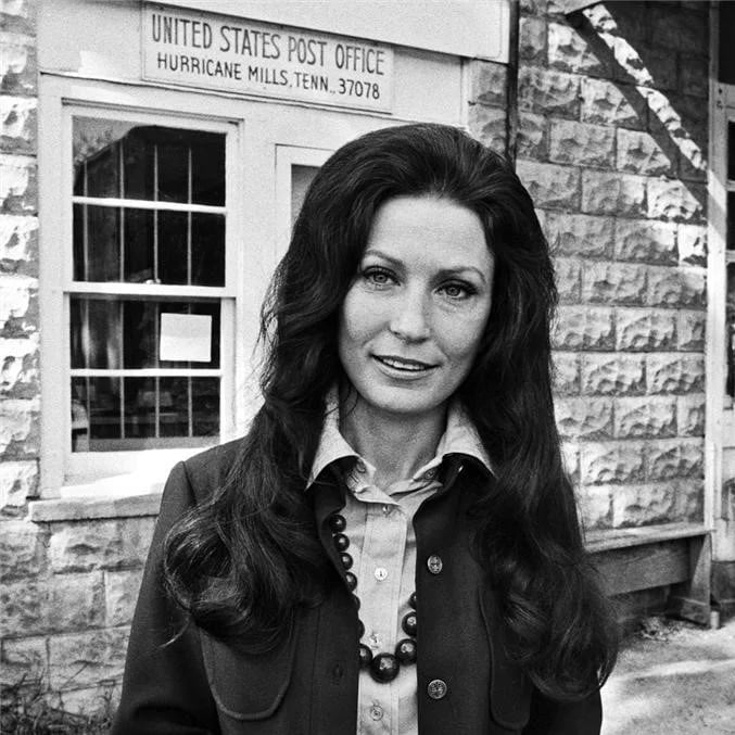 Addio a Loretta Lynn, le sue origini di povertà tra canzoni e film