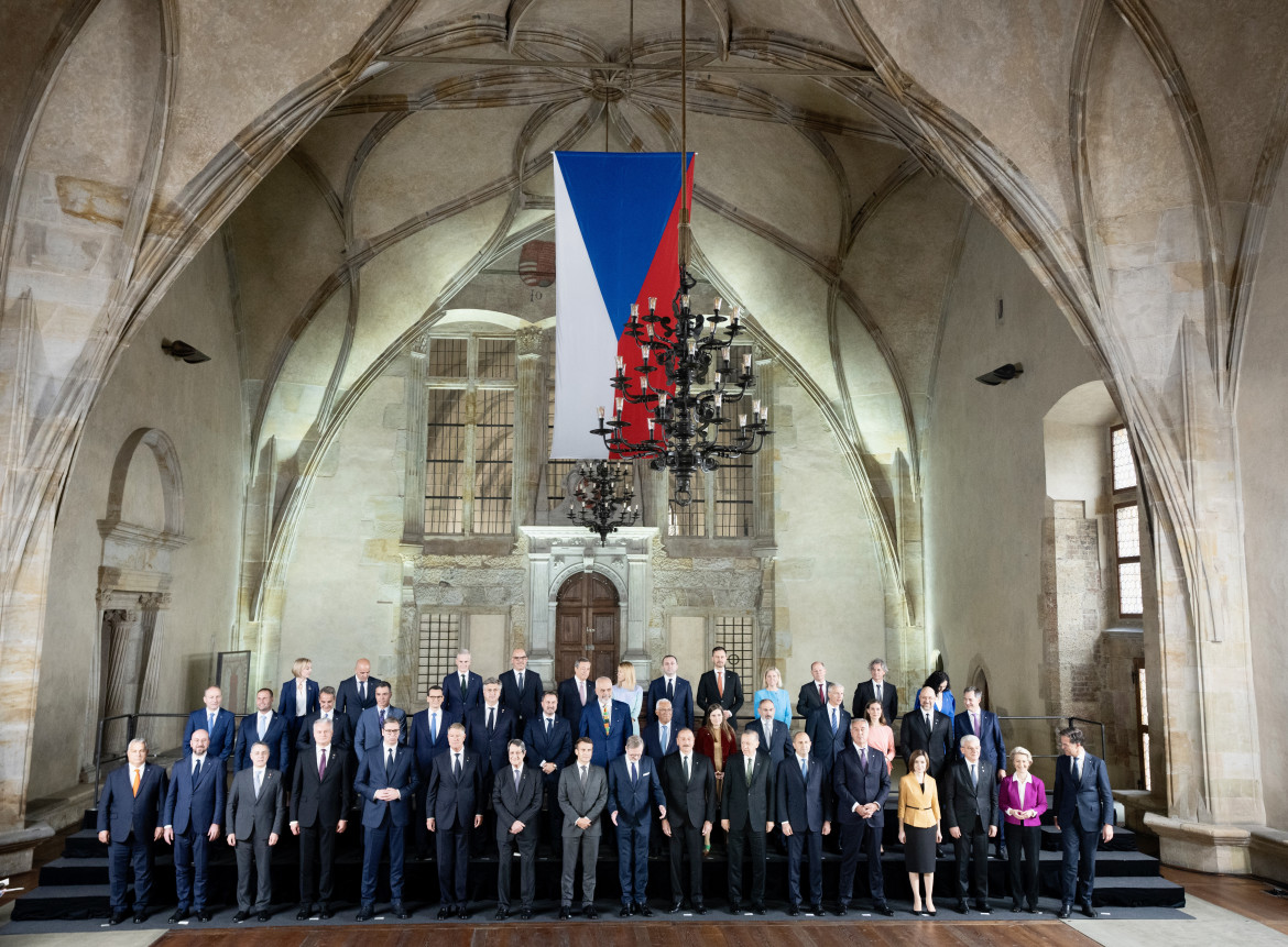 L’Europa si incontra a Praga, tra tensioni e foto di gruppo