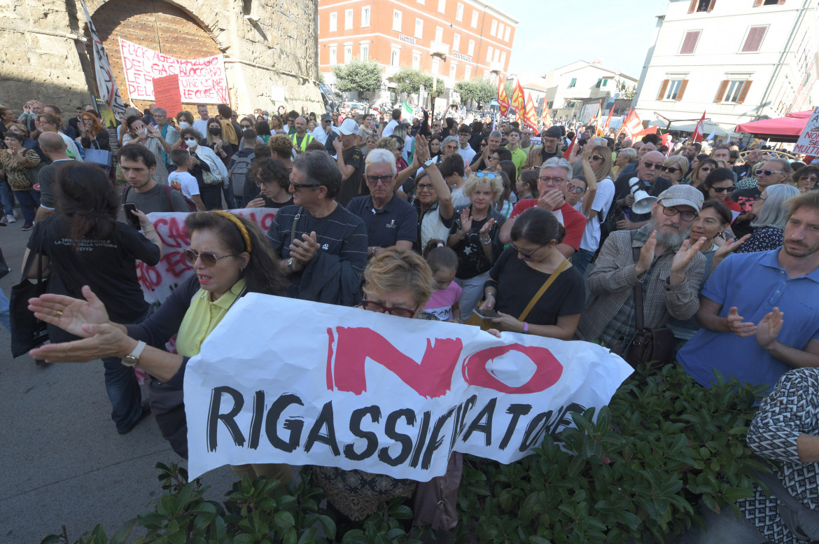 Piombino ancora in piazza: “La sicurezza non si compensa”