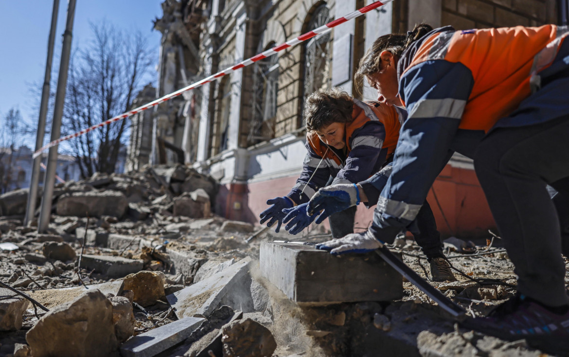 Tra le macerie di un edificio colpito dai missili russi a Mykolaiv foto Epa/Hannibal Hanschke