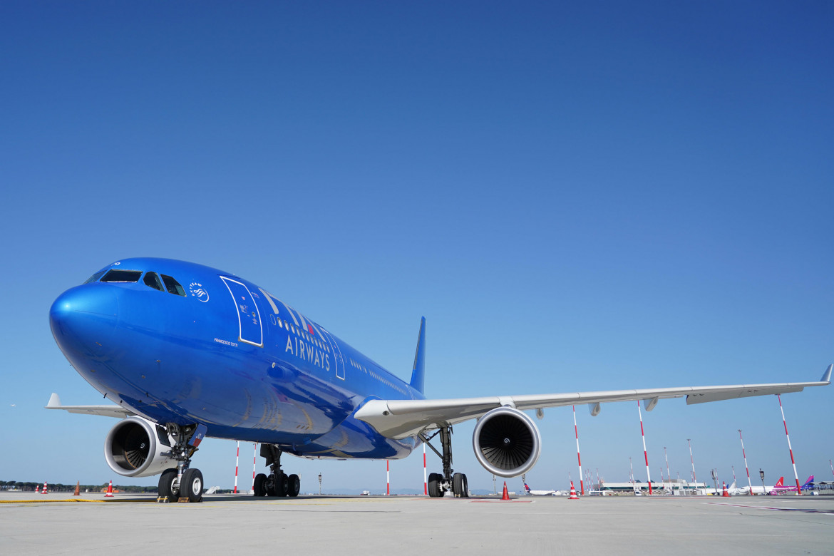 Un aereo di Ita Airways sulla pista foto Ansa