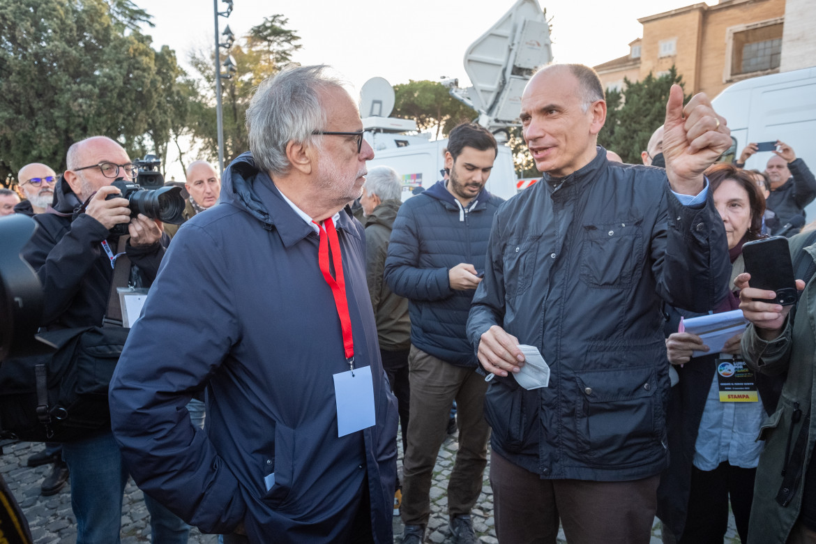 Pd in corteo con tante linee sulla guerra