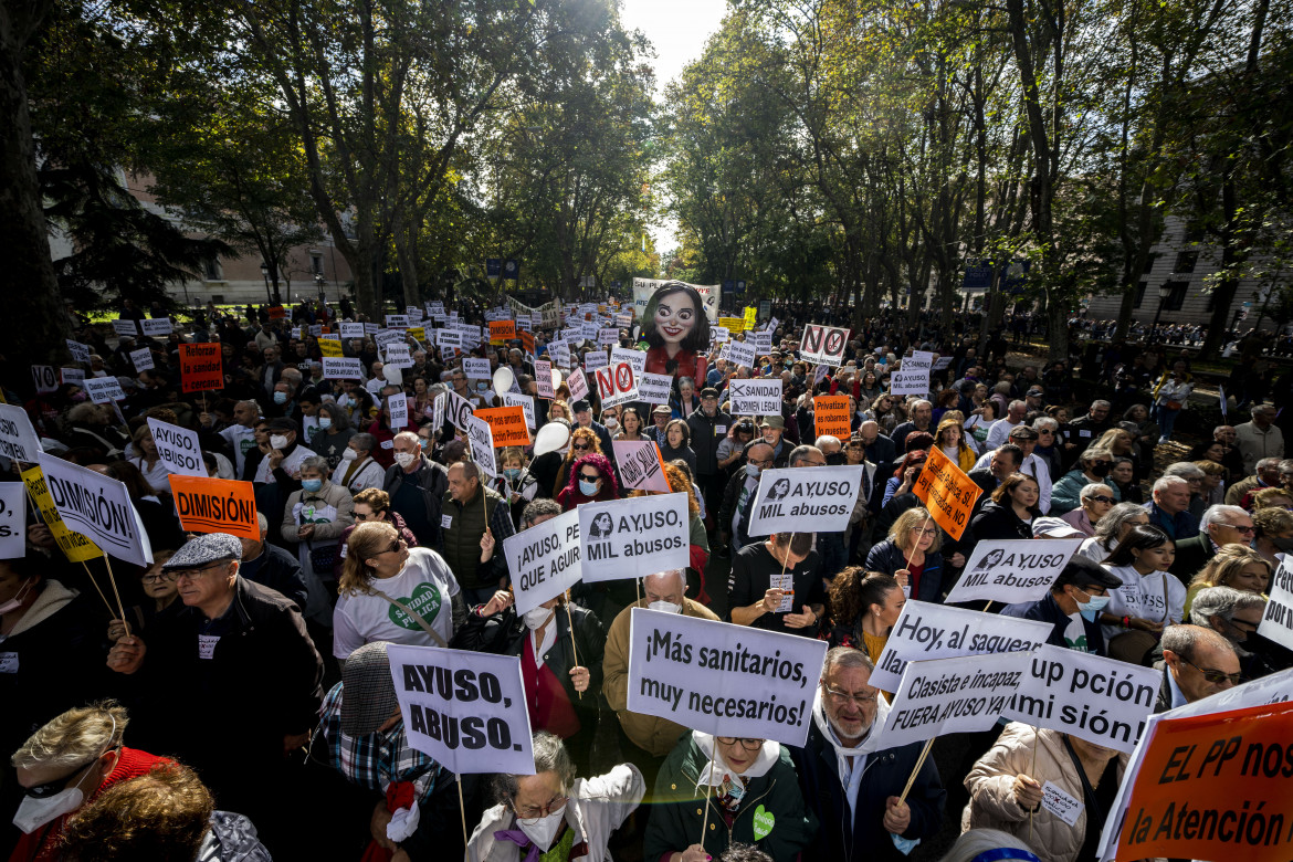 La marea bianca di Madrid  in difesa della sanità pubblica