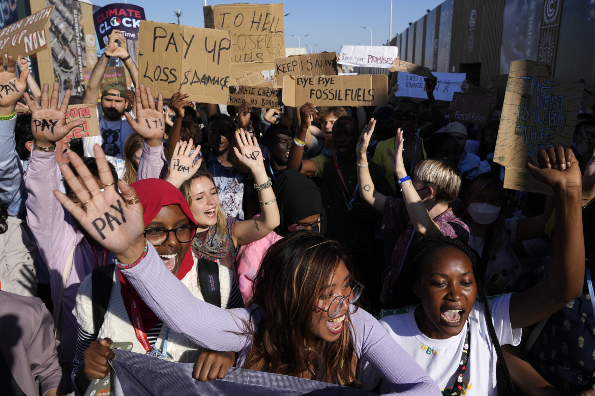 L’attivista climatica filippina Mitzi Jonelle Tan guida una protesta alla Cop27 foto Ap/Peter Dejong