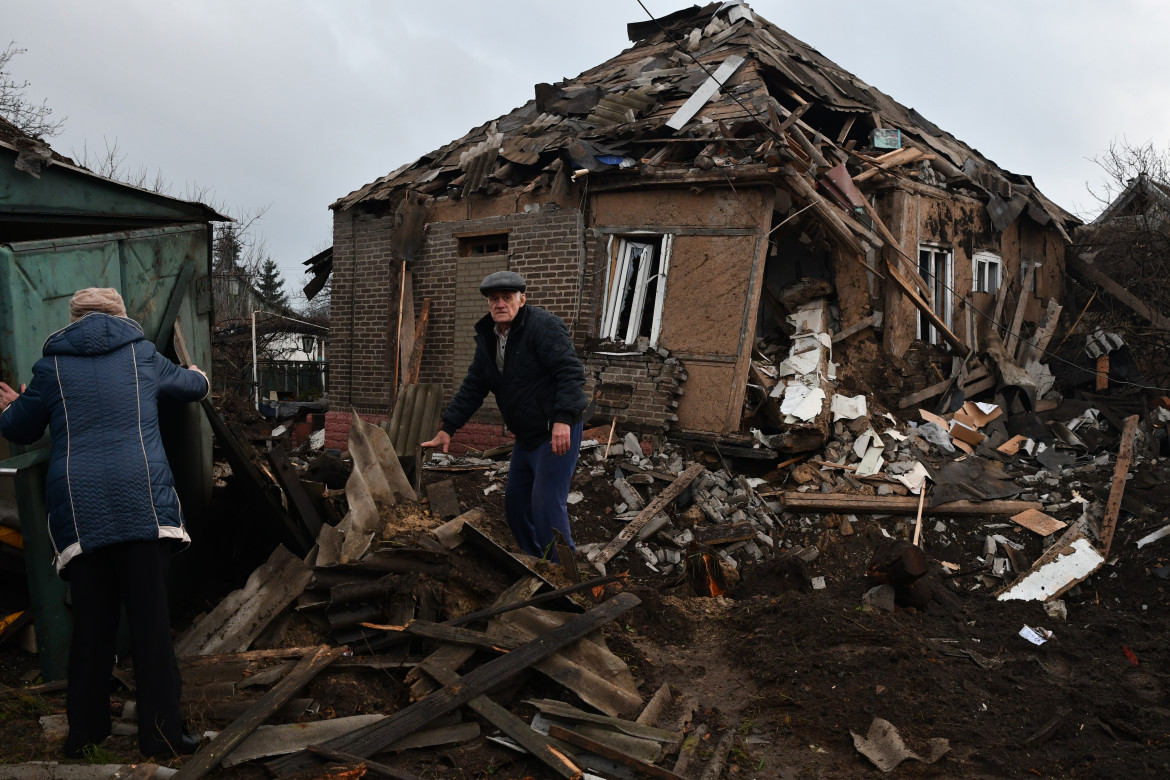 Le macerie dopo un bombardamento a Kramatorsk, foto Andriy Andriyenko /Ap