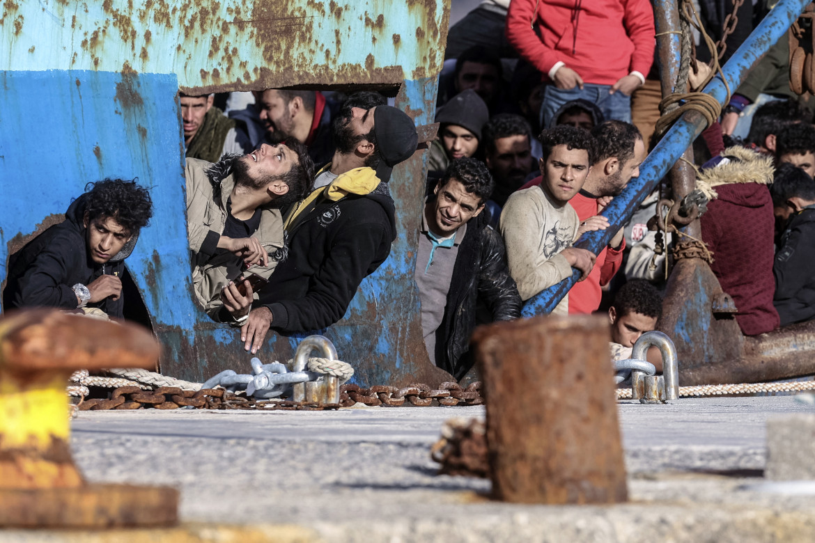 Maxi arrivo a Creta, soccorso un barcone con a bordo 500 migranti