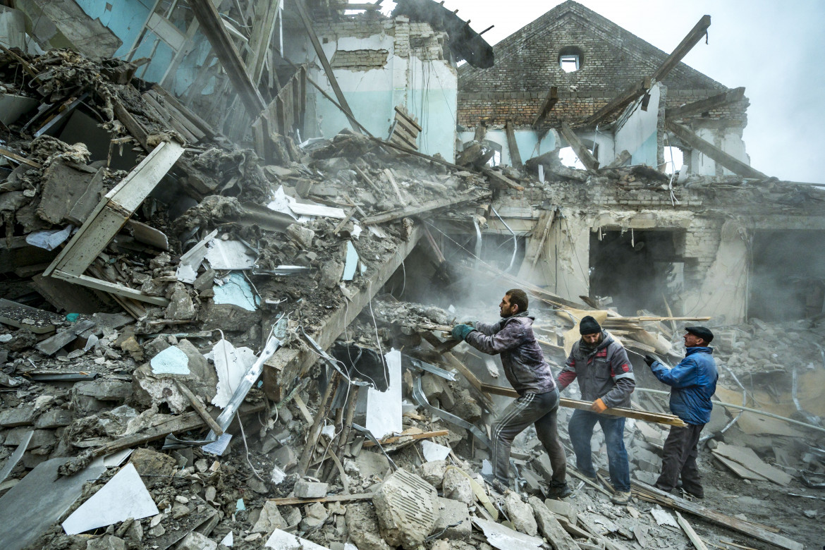 Le rovine dell’ospedale di Vilniansk colpito dai russi, nella regione di Zaporizhzhia foto Ap