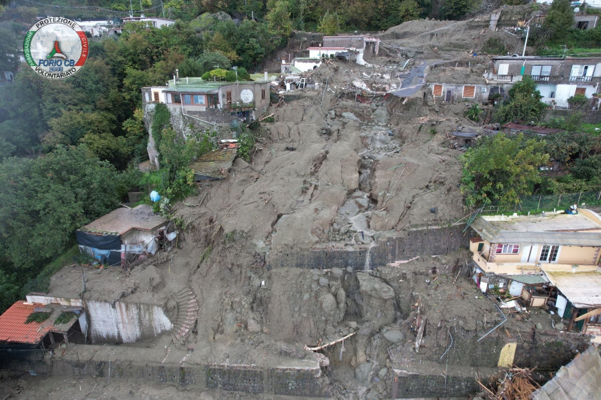 Un’immagine della frana foto dell’Associazione Forio CB Protezione Civile